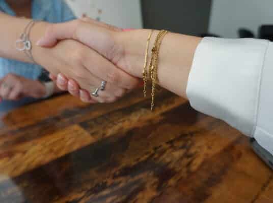 hand schudden
